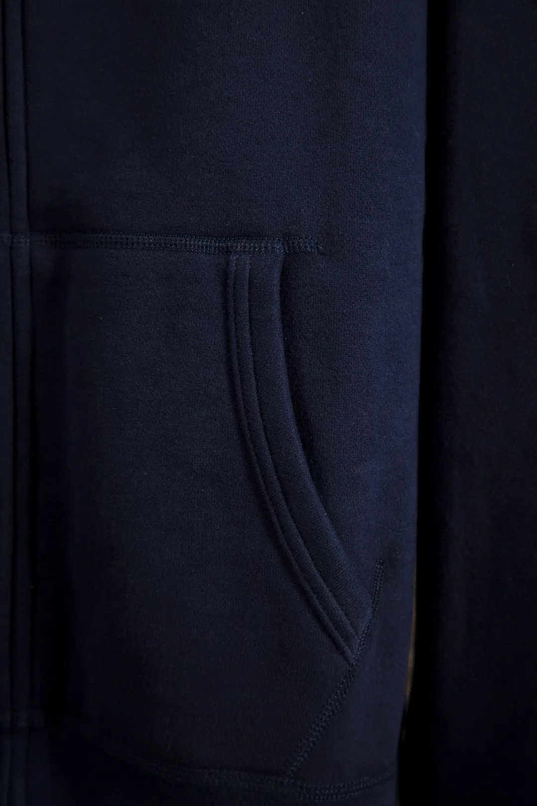 P270 Actual photo [Popular item] Style number: 25104# Color: Navy blue/hemp gray/white Size: S to XL - Ralph Lauren/Ralph Lauren 2025AW Autumn and Winter Bear series stacked topstitch design plaid lining hooded cardigan zipper sweatshirt - Original workmanship consistent Professional four-needle six-thread topstitch design ✅ - Face 370g double-sided cotton heavyweight fabric Contrast color yarn-dyed plaid inside ✅| - Highly restored customized brand zipper 0.8 pure cotton high-density hook and loop bonnet ✅ - RL limited design style Colorful bear logo precision embroidery Bright color contrasting plaid hood inside The upper body is colorful and distinguishes the classic style. Both men and women can easily control it. Simple and clean, versatile and can go wrong. Exposed topstitch 0.8 cm retro primary color hook and loop drawstring. Every detail is perfect.